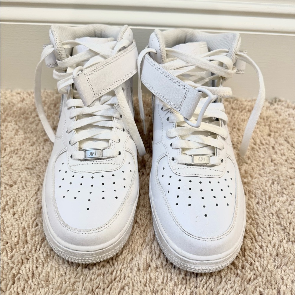 White High-Top Nike Air Force 1